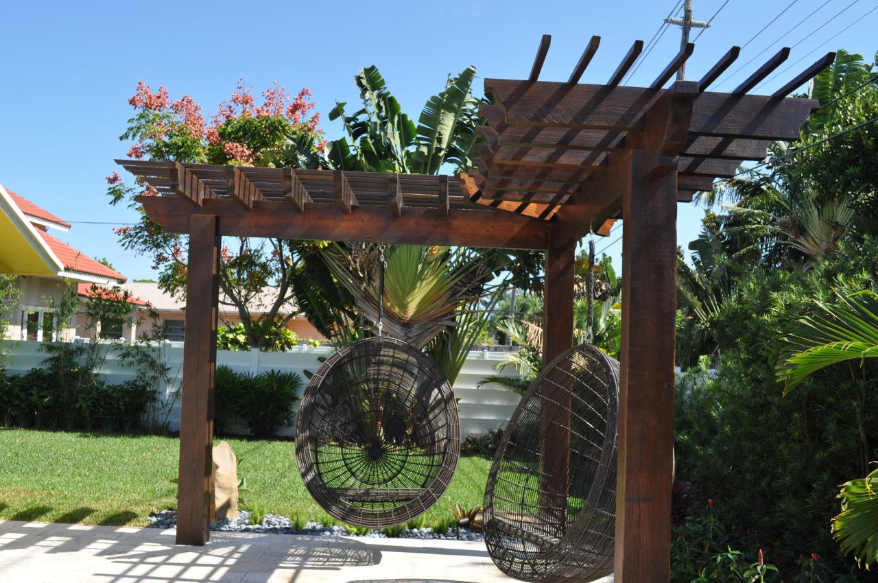 Pergola swing