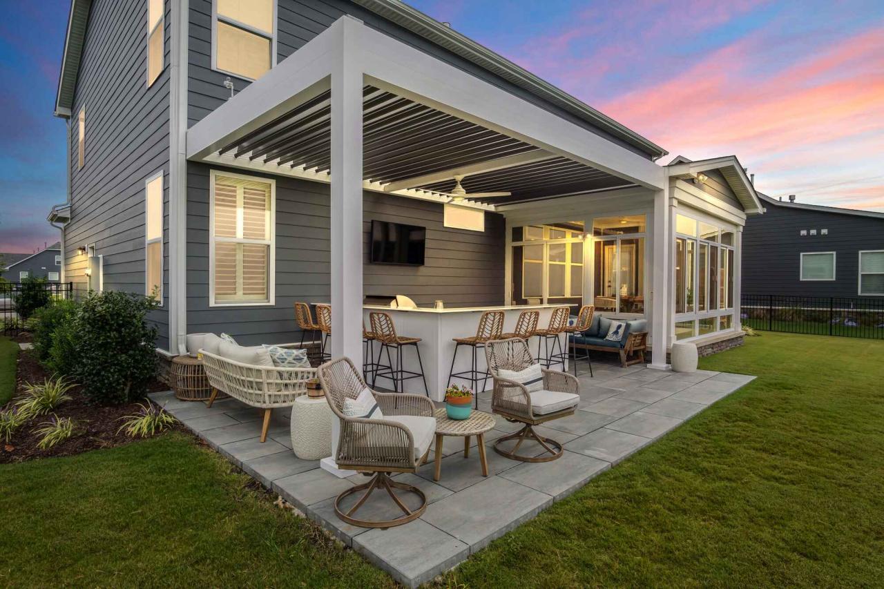 Motorized pergola shade