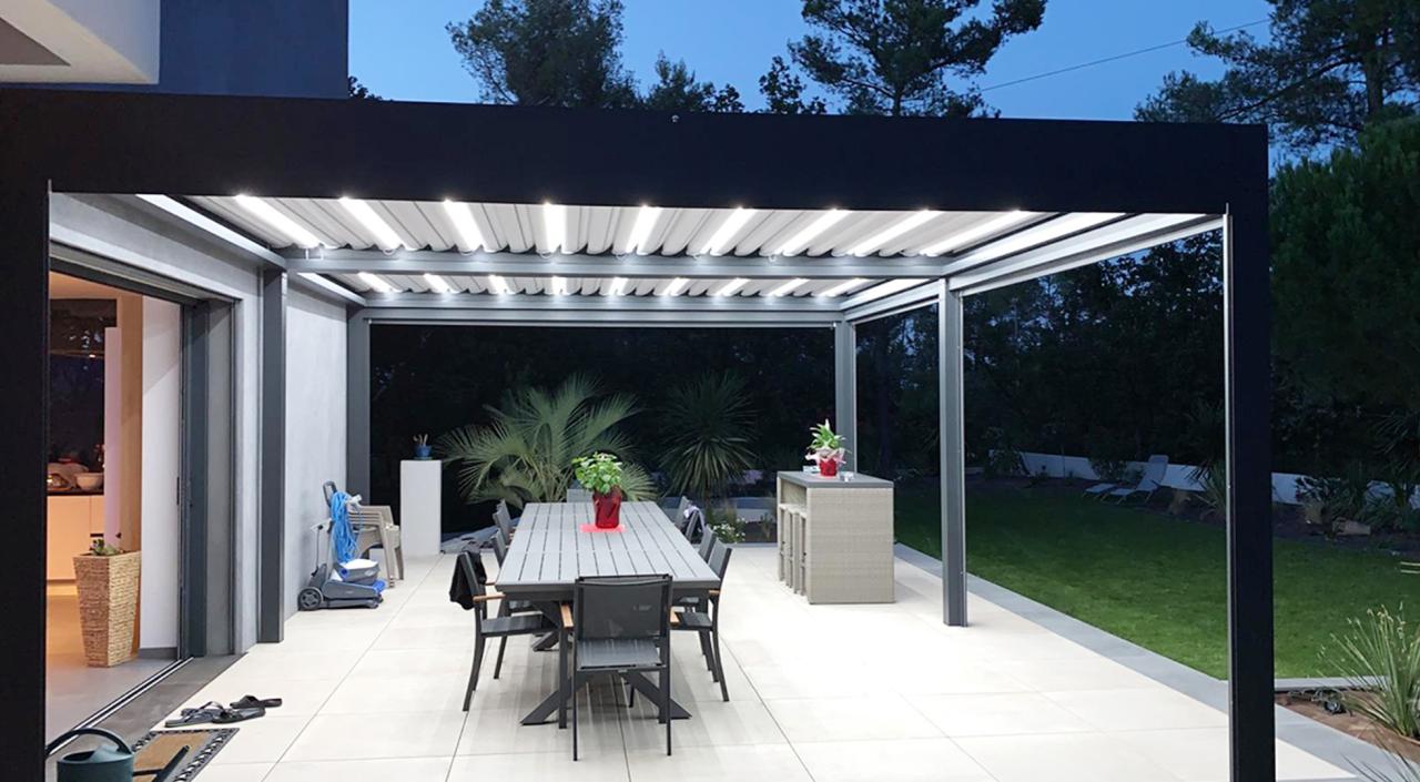 Aluminum pergola with retractable roof