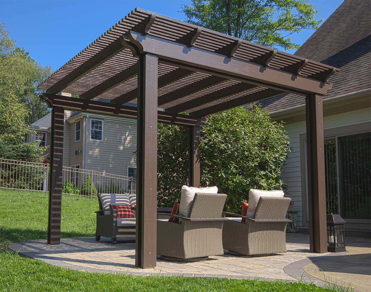 Aluminum pergola with canopy