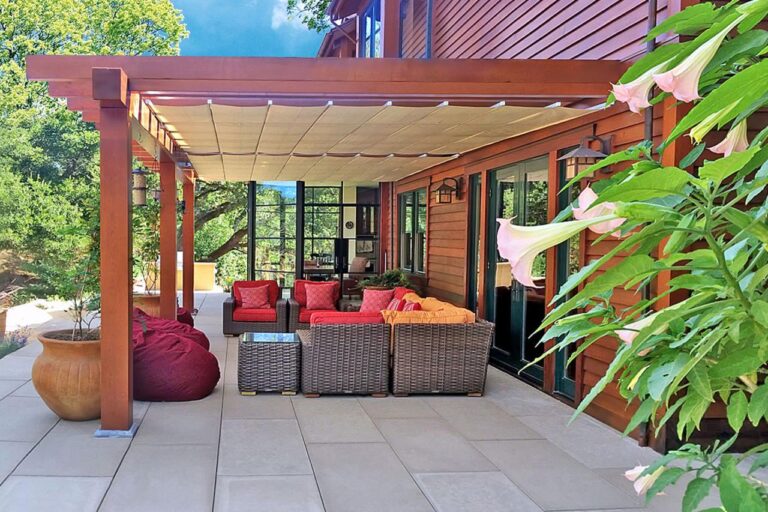 Retractable pergola shade